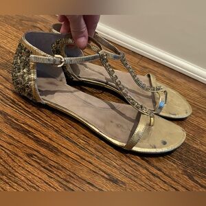 Women’s Kenneth Cole silver pewter sparkle flat sandals size 9